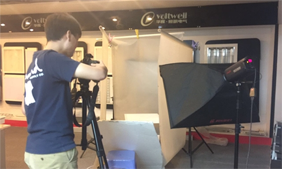 咔擦~咔擦~華輝照明“戲碼”不斷