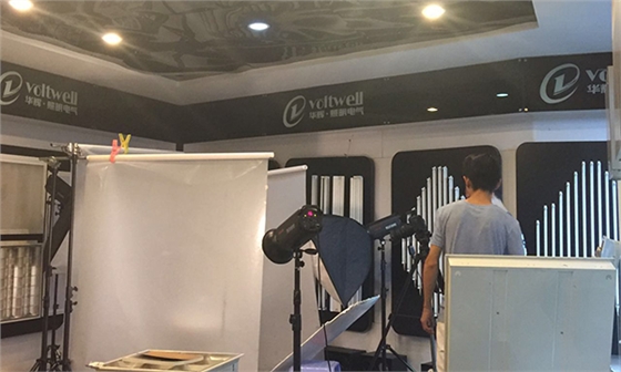 咔擦~咔擦~華輝照明“戲碼”不斷