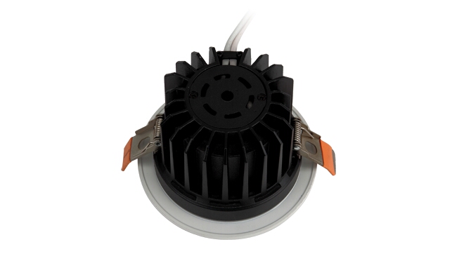 華輝照明專業(yè)LED筒燈廠家，標(biāo)準(zhǔn)的流程與質(zhì)檢程序確保COB筒燈質(zhì)量穩(wěn)定如一。