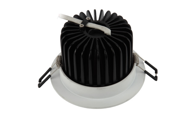 華輝照明專業(yè)LED筒燈廠家，標準的流程與質(zhì)檢程序確保COB筒燈質(zhì)量穩(wěn)定如一。