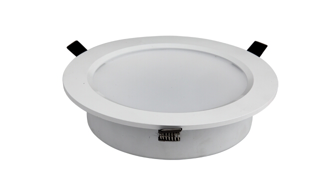 華輝照明LED筒燈驅(qū)動(dòng)為恒流隔離外置驅(qū)動(dòng)，便于安裝維護(hù)，與光源板實(shí)現(xiàn)完美匹配。