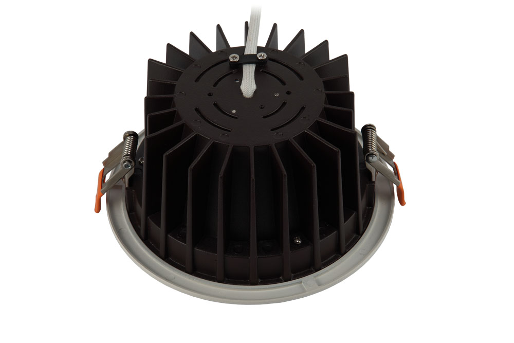 華輝照明專業(yè)LED筒燈廠家，標準的流程與質檢程序確保COB筒燈質量穩(wěn)定如一。