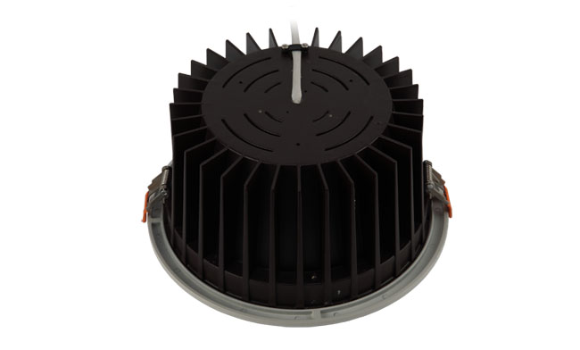 華輝照明專業(yè)LED筒燈廠家，標準的流程與質(zhì)檢程序確保COB筒燈質(zhì)量穩(wěn)定如一。