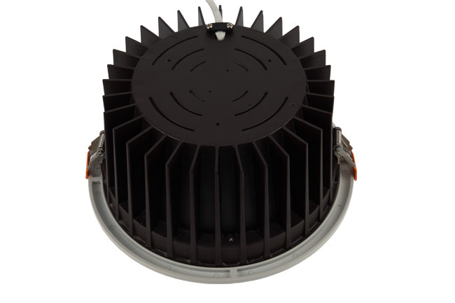 華輝照明專業(yè)LED筒燈廠家，標(biāo)準(zhǔn)的流程與質(zhì)檢程序確保COB筒燈質(zhì)量穩(wěn)定如一。