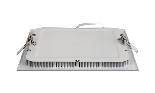 華輝照明成立于1987年，是一家專業(yè)生產(chǎn)面板燈,led面板燈,面板燈廠家,直發(fā)光面板燈，側(cè)發(fā)光面板燈的大型企業(yè)。