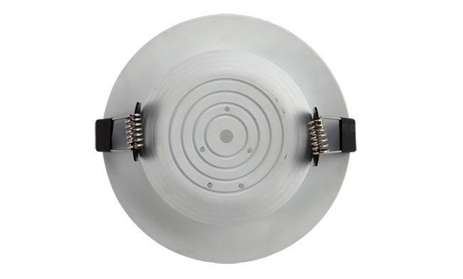 華輝照明專業(yè)LED筒燈廠家，標(biāo)準(zhǔn)的流程與質(zhì)檢程序確保COB筒燈質(zhì)量穩(wěn)定如一。