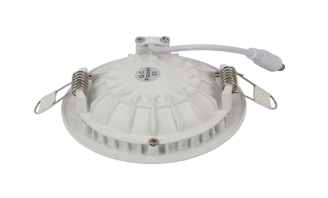 華輝照明專業(yè)LED筒燈廠家，標(biāo)準(zhǔn)的流程與質(zhì)檢程序確保COB筒燈質(zhì)量穩(wěn)定如一。