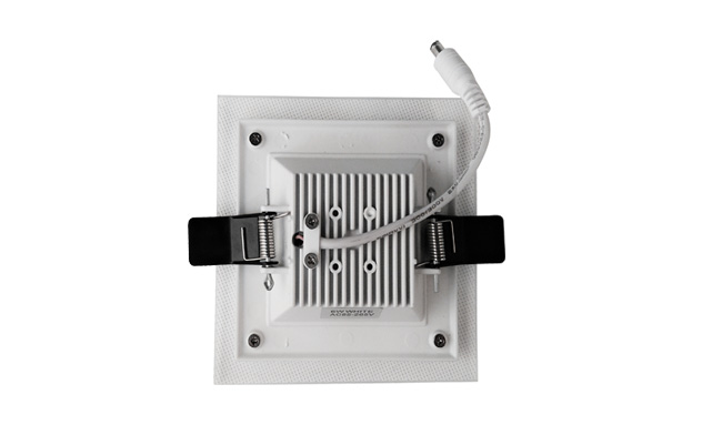 華輝照明成立于1987年，是一家專業(yè)生產(chǎn)面板燈,led面板燈,面板燈廠家,直發(fā)光面板燈，側(cè)發(fā)光面板燈的大型企業(yè)。