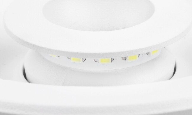 華輝照明專業(yè)LED筒燈廠家，標準的流程與質(zhì)檢程序確保COB筒燈質(zhì)量穩(wěn)定如一。