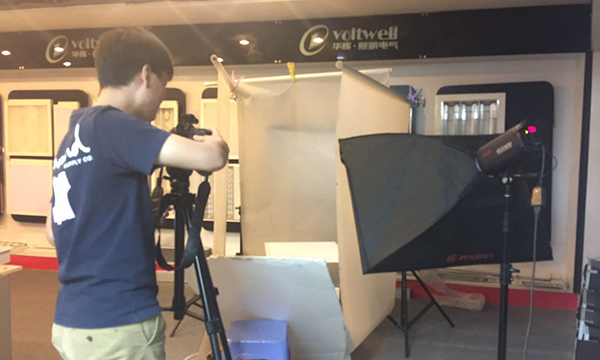 咔擦~咔擦~華輝照明“戲碼”不斷