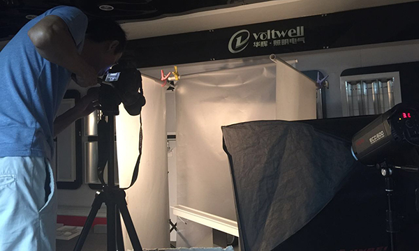 咔擦~咔擦~華輝照明“戲碼”不斷