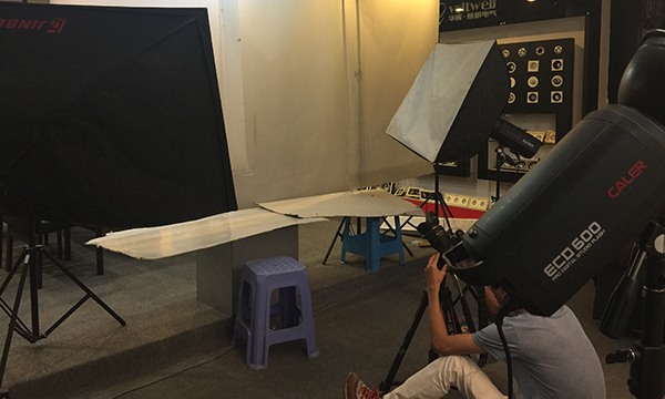 咔擦~咔擦~華輝照明“戲碼”不斷