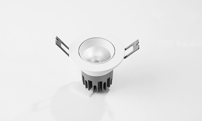 華輝照明成立于1987年，是一家專業(yè)生產(chǎn)LED辦公吊線燈,led面板燈,面板燈廠家,直發(fā)光面板燈，側發(fā)光面板燈的大型企業(yè)。