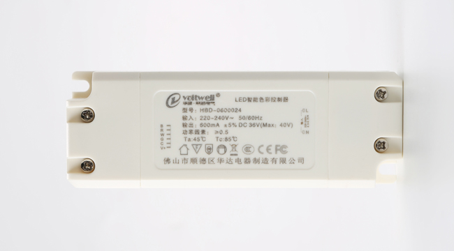 華輝照明LED辦公吊線燈,led面板燈,直發(fā)光面板燈，側(cè)發(fā)光面板燈,面板燈廠家擁有專業(yè)生產(chǎn)團(tuán)隊(duì)，從面板燈零配件到電源都自己生產(chǎn)，保證每個(gè)環(huán)節(jié)的品質(zhì)。